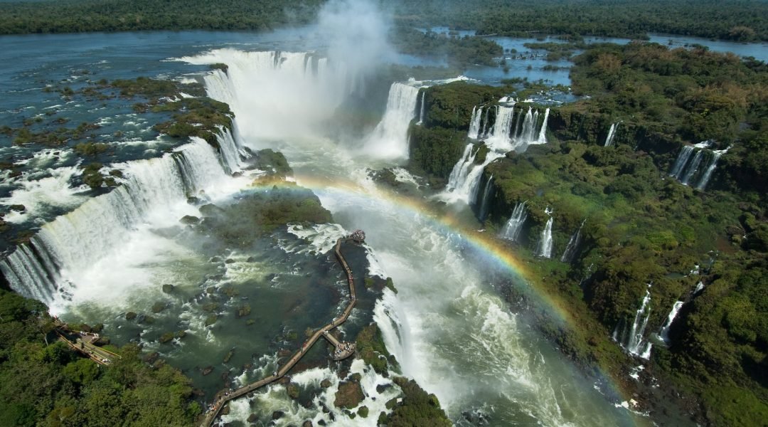 cataratas-do-iguacu-em-foz-com-arco-iris-1